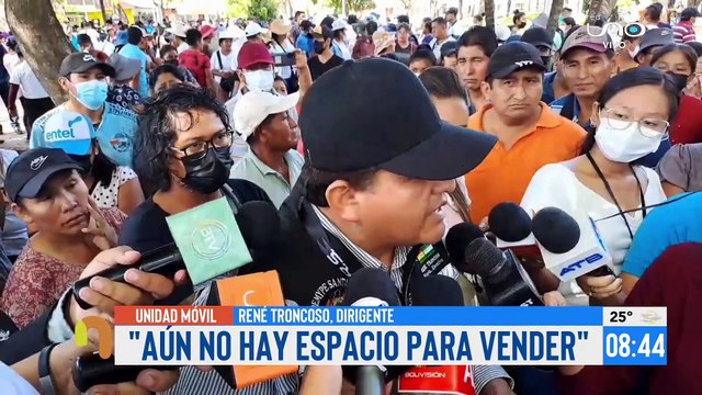 Estamos hace más de 15 años en la Feria Barrio Lindo, tenemos que defendernos , manifestó, René Troncoso, durante la marcha de comerciantes informales
