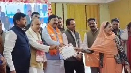 देवास: सभागृह में पीएम आवास योजना के हितग्राहियों को दी गई किस्त की राशि