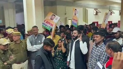 मुआवजे की मांग को लेकर पार्षद ने किया प्रदर्शन