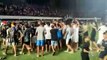 Torcedores invadem campo da Vila durante jogo beneficente promovido por Narciso