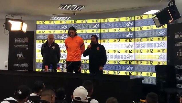 Cássio recebe homenagem pelo recorde de jogos como goleiro do Corinthians