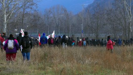 Descargar video: No Tav, incidenti in Val Susa: la polizia spara i lacrimogeni