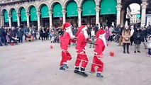 Milano, il ballo dei Babbi Natale dà spettacolo in centro