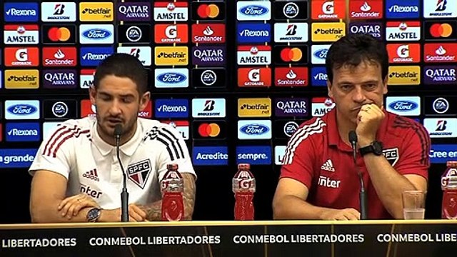 Pato agradece apoio da torcida e rasga elogios a Fernando Diniz