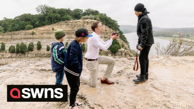 Heartwarming moment man shocks girlfriend with surprise proposal in front of her family