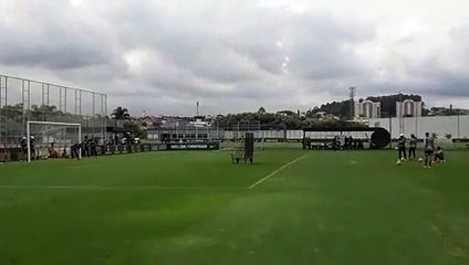 Confira imagens do treino de faltas no Corinthians
