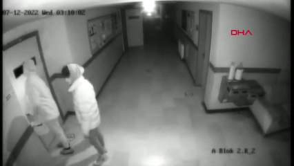 Okulun bağış kutusunu çalan iki genç güvenlik kamerasına yakalandı!