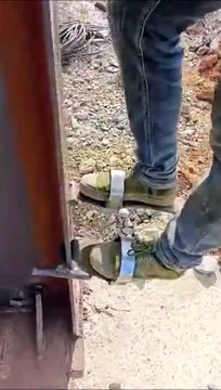 Il grimpe à 30m de haut en utilisant un outils pas très sécurisant... Vertigineux et risqué