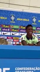 Quand un chat s'incruste pendant la conférence de presse du Brésil