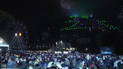 세계 최대 성탄 트리 점등...높이 750m, 전선 8.5km / YTN