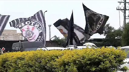 Torcedores do Corinthians fazem protesto no CT Joaquim Grava