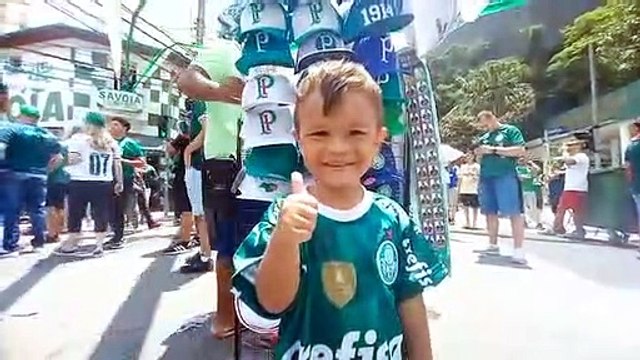 Jovem torcedor vibra com Palmeiras no Mundial