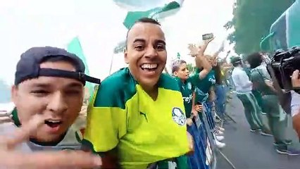 Veja como foi a saída do ônibus do Palmeiras antes da viagem