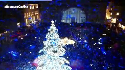 Скачать видео: Pesaro, accensione delle luminarie di Natale. Esplode la festa in piazza