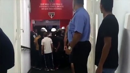 Dirigentes do São Paulo pressionam árbitro após empate no Morumbi