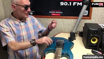 Regalamos una guitarra autografíada por #ROCKENTUIDIOMA a una radioescucha