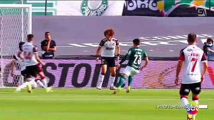 Meio-campista Raphael Veiga, do Palmeiras, recebe Troféu Mesa Redonda 2021