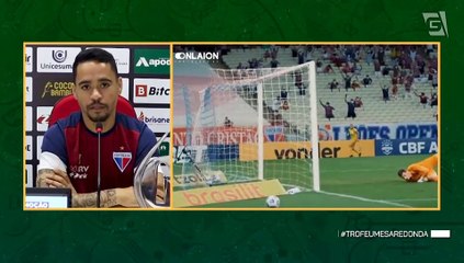 Lateral direito Yago Pikachu, do Fortaleza, recebe Troféu Mesa Redonda 2021