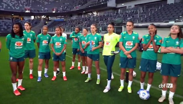 ANDRESSA ALVES RECEBE HOMENAGEM PELOS 100 JOGOS COM A SELEÇÃO