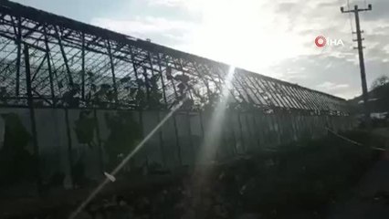 Patlayan su borusu yol ve sera camlarını parçaladı, seralar suyla doldu