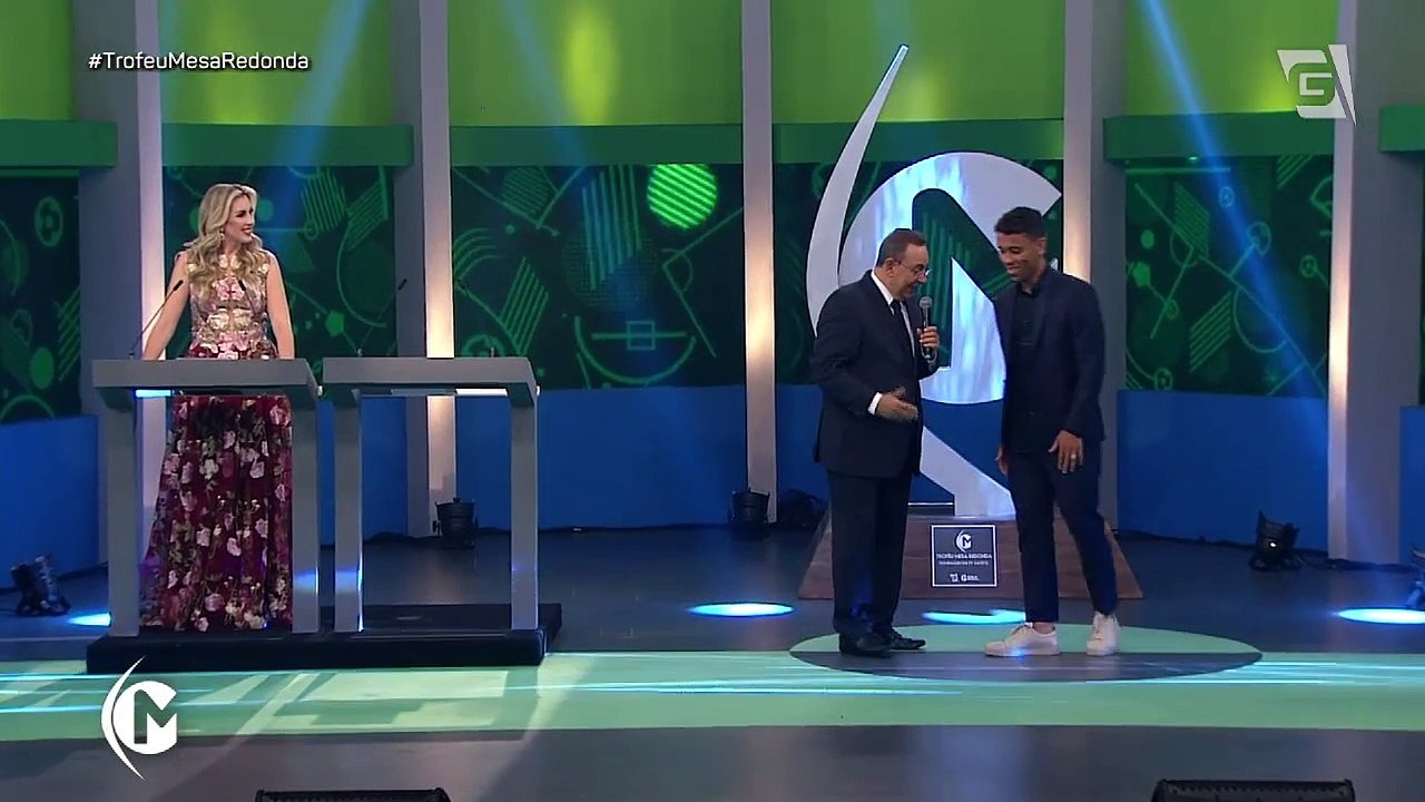 Marcos Rocha ganha Troféu Mesa Redonda na categoria lateral direito
