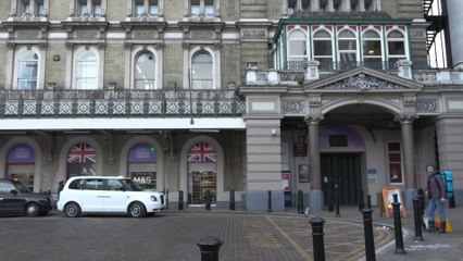 الإضرابات تضع الحكومة البريطانية في اختبار صعب خلال موسم الأعياد