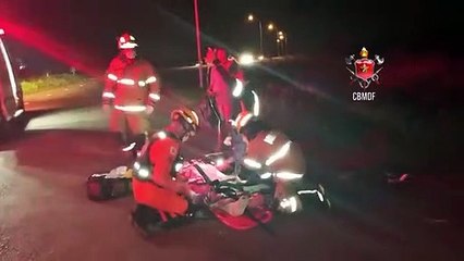 Скачать видео: Bombeiros atendem 4 vítimas de acidente com ônibus que perdeu controle em rotatória no DF