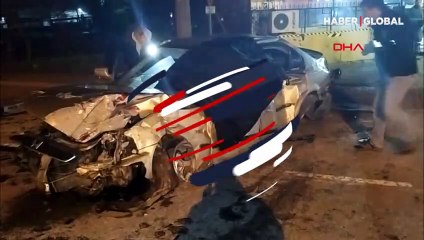 Duvara çarpan otomobil iki gence mezar oldu!