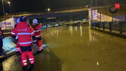 Una gran balsa de agua deja a una decena de coches atrapados en Fuenlabrada