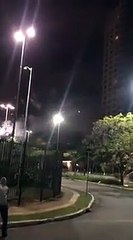 Torcedores do Palmeiras soltam fogos nas proximidades do hotel do Boca Juniors