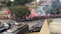 Confira imagens da chegada do ônibus do São Paulo no Morumbi