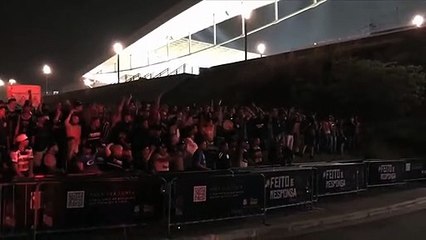 Imagens do protesto da torcida do Corinthians após o Derby