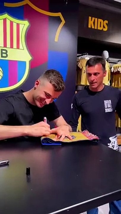 Iñaki Peña firma autógrafos en la Barça Store del Spotify Camp Nou / FCB