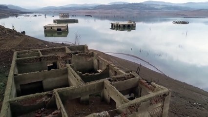 Barajın seviyesi azalınca sular altında kalan köy yeniden göründü
