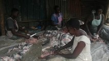Kenya'daki balık pazarında satılan balık kılçığı yoksul insanlar tarafından rağbet görüyor