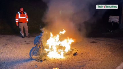Moped stand in Buch in Vollbrand