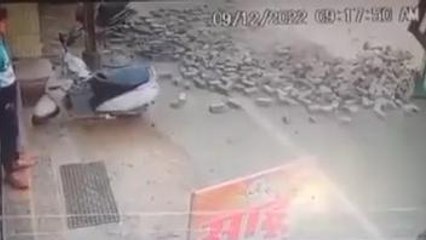 जबलपुर: चलते-चलते अचानक पलट गया ट्रक... लग गया जाम