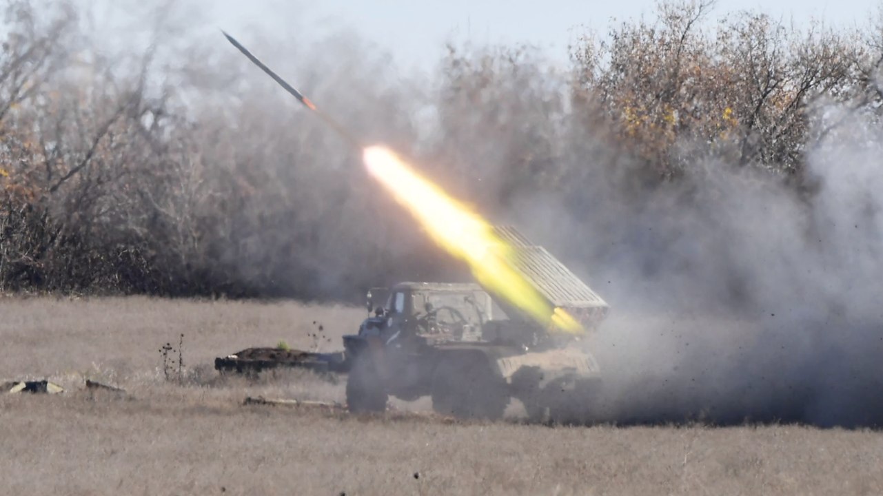 Ukraine feuert auf russische Kontrollpunkte und Waffenlager