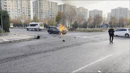 DİYARBAKIR'DA LÜKS OTOMOBİLE ÇARPAN ARAÇ YANDI: 2 YARALI
