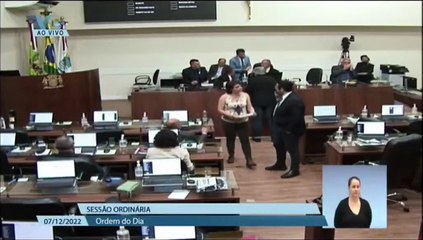Vereadora brasileira agarrada e beijada à força durante sessão municipal