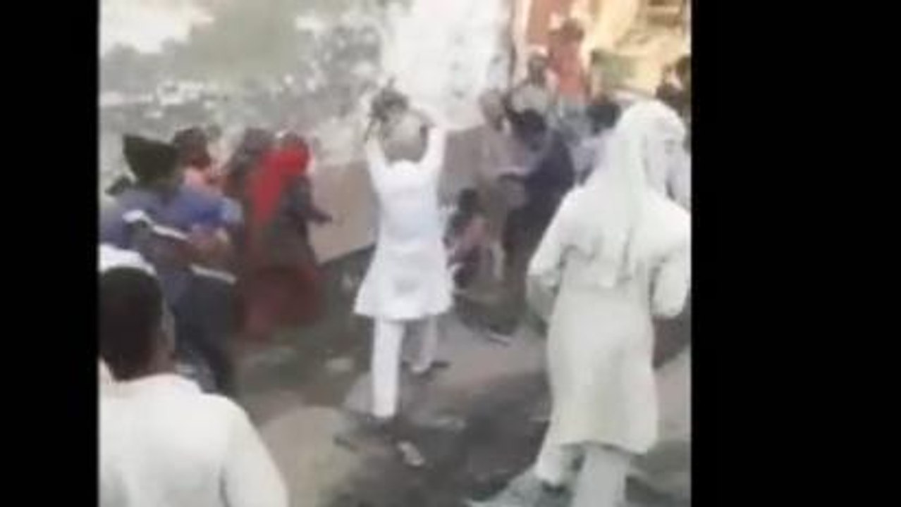 पंचायत बनी जंग का अख़ाडा, दो पक्षों में दनादन चली लाठियां...