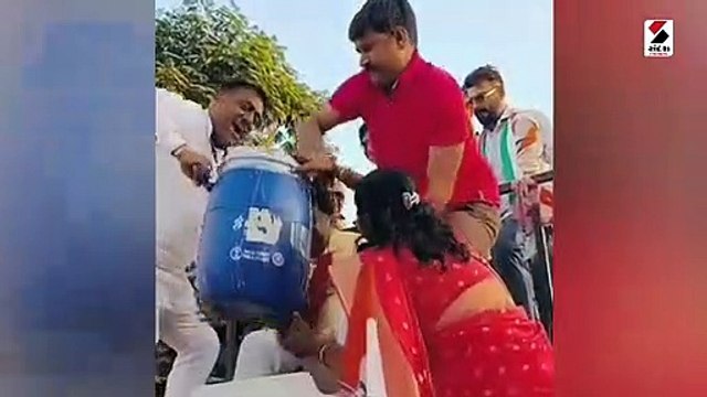 અમદાવાદ: કોંગ્રેસના ઉમેદવારની ભવ્ય જીત બદલ દૂધ સ્નાન કરાવ્યું