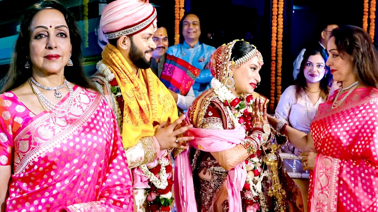 बॉलीवुड की ड्रीम गर्ल हेमा मालिनी के इस खूबसूरत अंदाज ने फिर लूटा सबका दिल