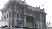 Tarihi Çırağan Sarayı'nın giriş kapısı yangın nedeniyle zarar gördü