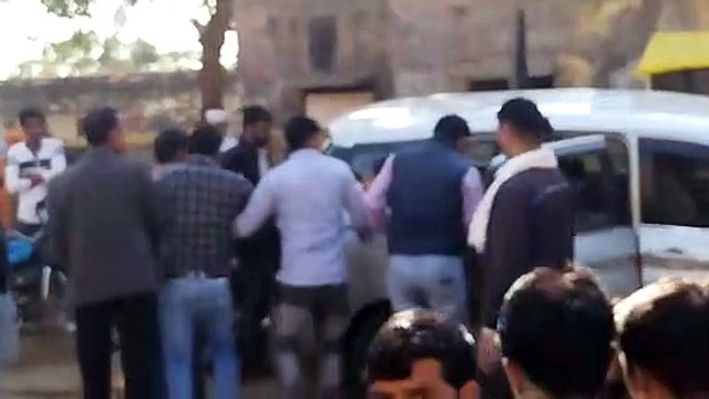 एसीबी से की धक्का-मुक्की...पुलिस ने की पिटाई