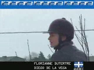 Floriane surf dans les flaques d'eaux