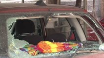 Antalya'da sinir krizi geçiren genç, komşularının araçlarının camlarını kırdı