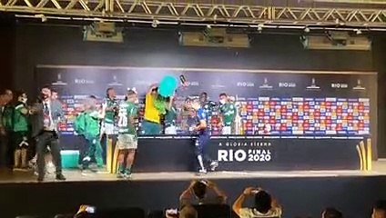 Abel Ferreira leva banho de jogadores do Palmeiras após titulo da Libertadores