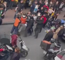 Fatih'te motosiklet kadına çarptı, olayı izleyenler arasında kavga çıktı