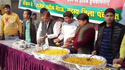 मैनपुरी: डिंपल यादव की जीत पर कार्यकर्ताओं ने किया 5 कुंटल मिठाई का वितरण